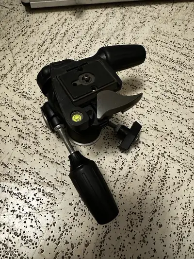 I'm selling a Manfrotto 804RC2 tripod head, perfect for photography and videography enthusiasts. Thi...