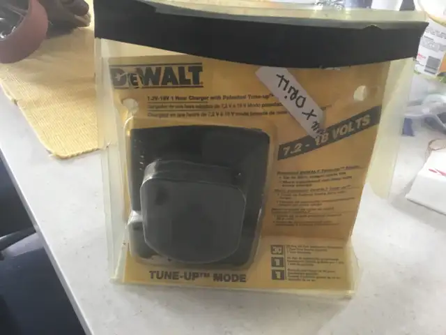 18 VOLT DeWALT battery charger in Power Tools in Edmonton - Image 2