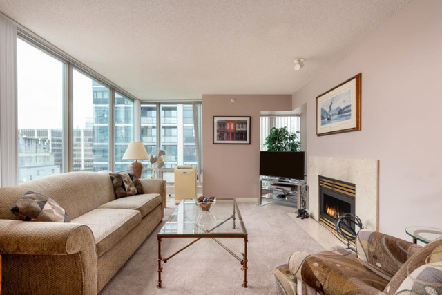 Prime Location, Premium Comfort: Master Bedroom in Downtown in Room Rentals & Roommates in Vancouver - Image 3