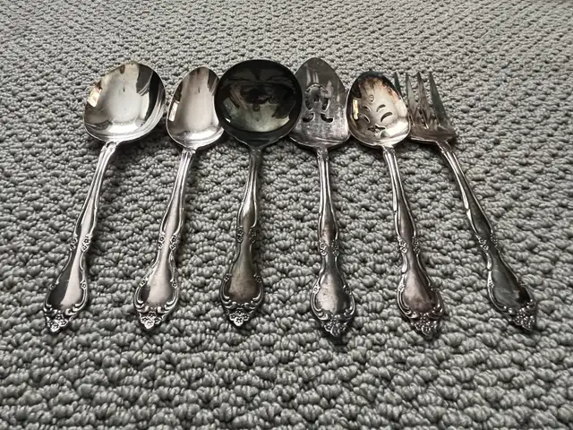 Oneida Community “Affection” Silverplate Flatware Set in Kitchen & Dining Wares in Mississauga / Peel Region - Image 5
