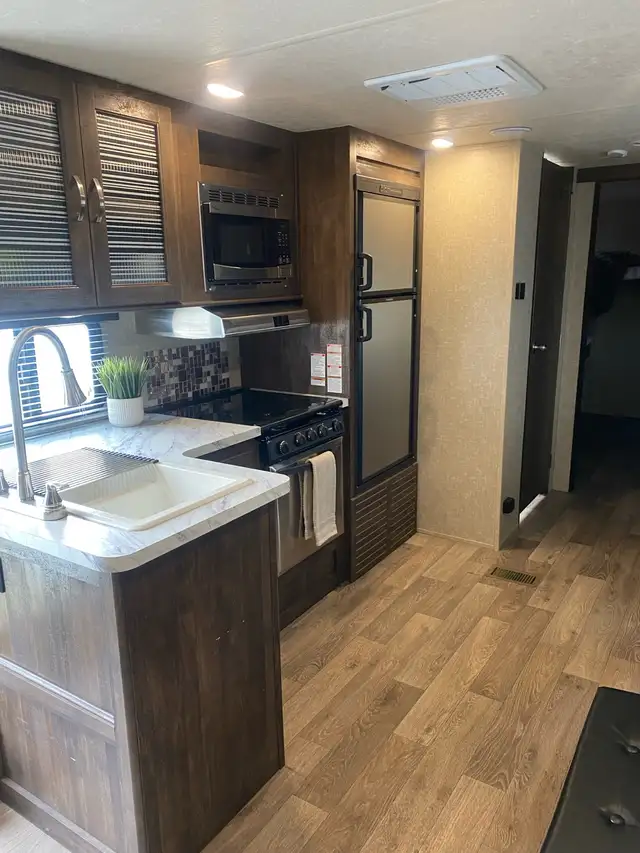 Your search for the perfect family camper stops here! in Travel Trailers & Campers in Regina - Image 4