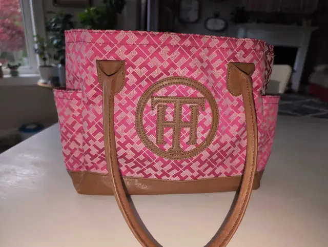 Tommy Hilfiger Pink Bag in Women's - Bags & Wallets in Oshawa / Durham Region - Image 2