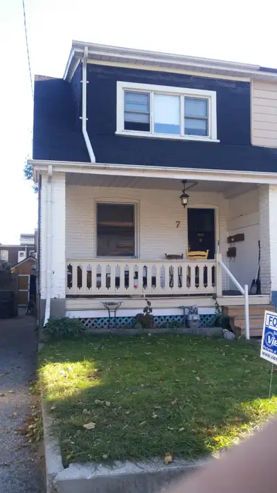 Steps to 2 Subway stations. 1 bedroom spacious upper apt. in a safe Upper Beaches neighborhood. This...