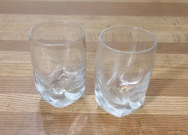 Pair of Shot Glasses (Hx7cm)