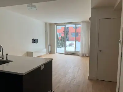 Modern Condo for Rent in TMR/Condo moderne à louer à VMR