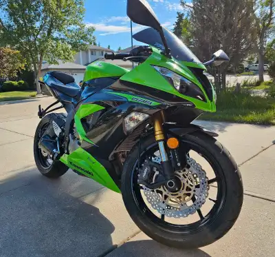 2013 Kawasaki Ninja zx6r 636 ABS 10,500 km Two Brothers carbon fiber slip on exhaust Fender eliminat...
