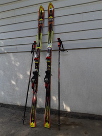 Skis Alpin Rossignol 184 cm avec 2 bâtons de 122 cm