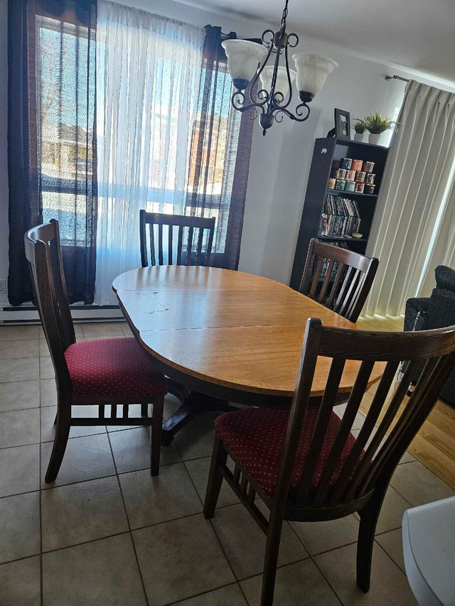 Table à manger avec 4 chaises + rallonge dans Mobilier de salle à manger et cuisine  à Lévis