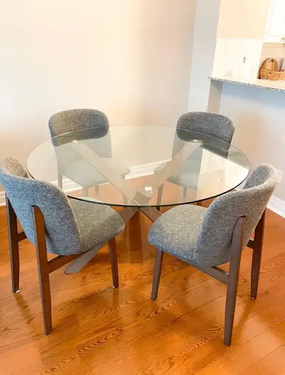 Purchased at Structube 1.5 years ago and only gently used. Solid wooden legs and solid glass top. Fi...