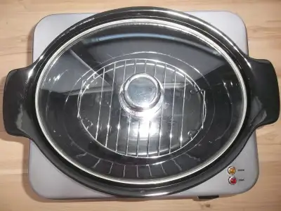 Cocotte en céramique émaillé, grille pour cuisson bain-marie et son couvercle en verre afin de surve...