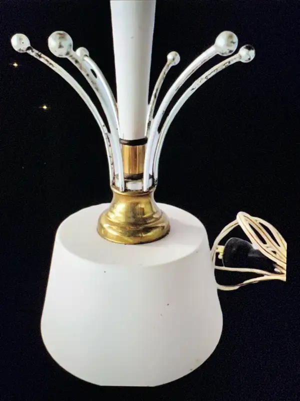 VINTAGE MCM LAMP WITH SHADE WORKING in Arts & Collectibles in Mississauga / Peel Region - Image 3