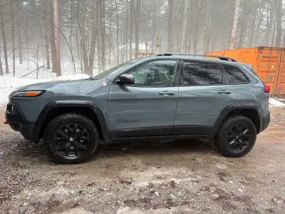 Selling my trailhawk, 4x4, hitch attachment Moonroof Leather interior, heated seats/steering wheel B...