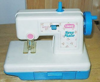 Child's Sew Mate Sewing Machine / Machine à Coudre pour enfant