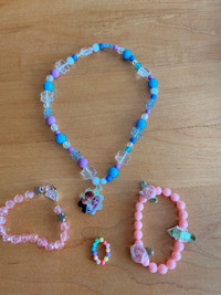 Collier, 2 bracelets et une bague pour enfants (t143)