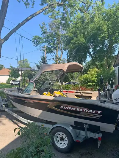 Great Family runabout for fishing and pleasure. This boat includes a Motorguide X3 trolling motor wi...