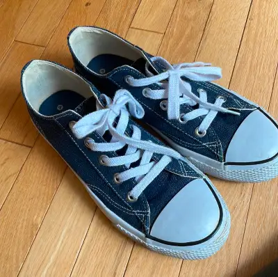 Airwalk sneakers In great condition - very minimal wear Blue denim style with white details Size US9
