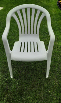 Chaise de jardin empilable (beige). 4 chaises disponibles.