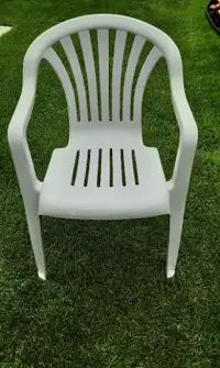 Chaise de jardin empilable (beige). 4 chaises disponibles.