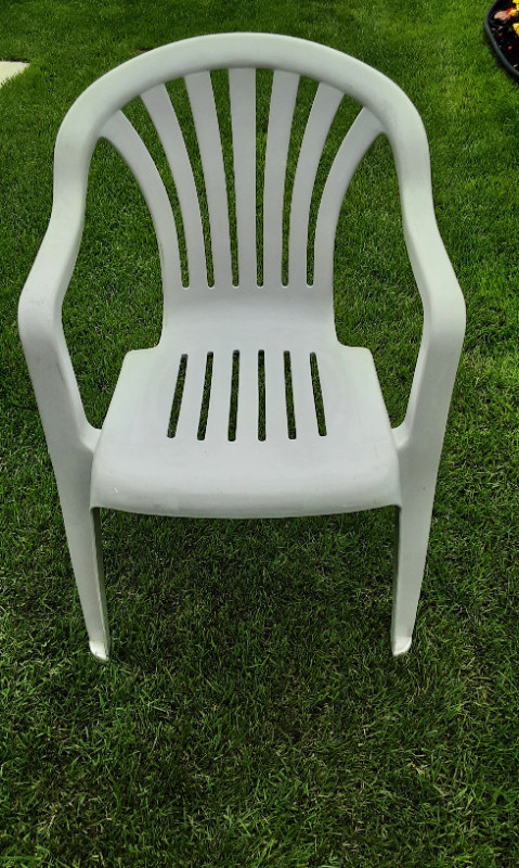 Chaise de jardin empilable (beige). 4 chaises disponibles. dans Mobilier pour terrasse et jardin  à Longueuil/Rive Sud