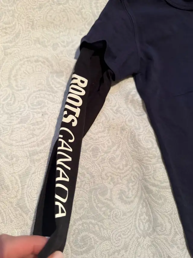 Roots boys small navy blue illusion tee LS with black sleeves in Kids & Youth in Windsor Region - Image 6