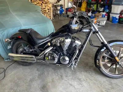 HONDA FURY 2016 acheté neuve en 2017. KM: 1,300 km. Un seul propriétaire. Cylindré: 1,300 Masse nett...
