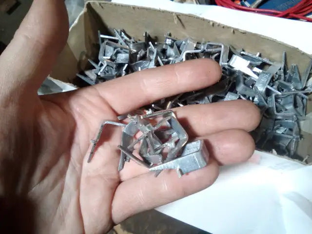 180 Pack S2 Galvanized Steel Cable Staples Thomas & Betts in Hardware, Nails & Screws in Edmonton - Image 3