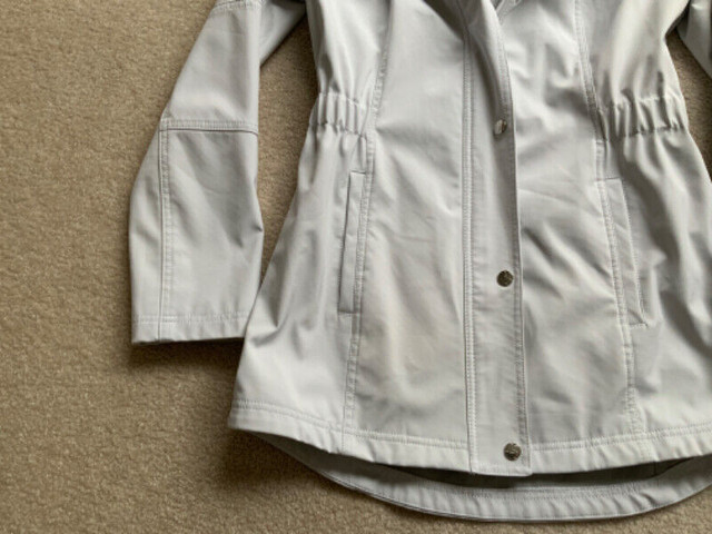 RAIN COAT - ALL WEATHER COAT White Like New Size Small in Women's - Tops & Outerwear in Belleville - Image 4