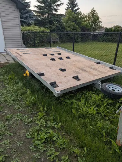 Je vends une remorque YC Remorque à plateau comme neuve parfaite pour transporter divers équipements...