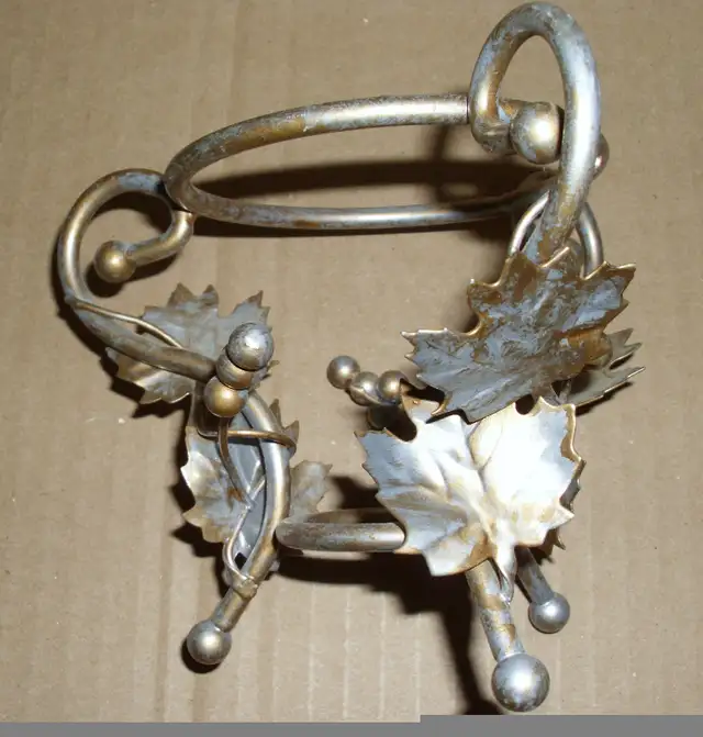 Grape and Vine Candle Holder and 10 Candles in Home Décor & Accents in Mississauga / Peel Region - Image 5