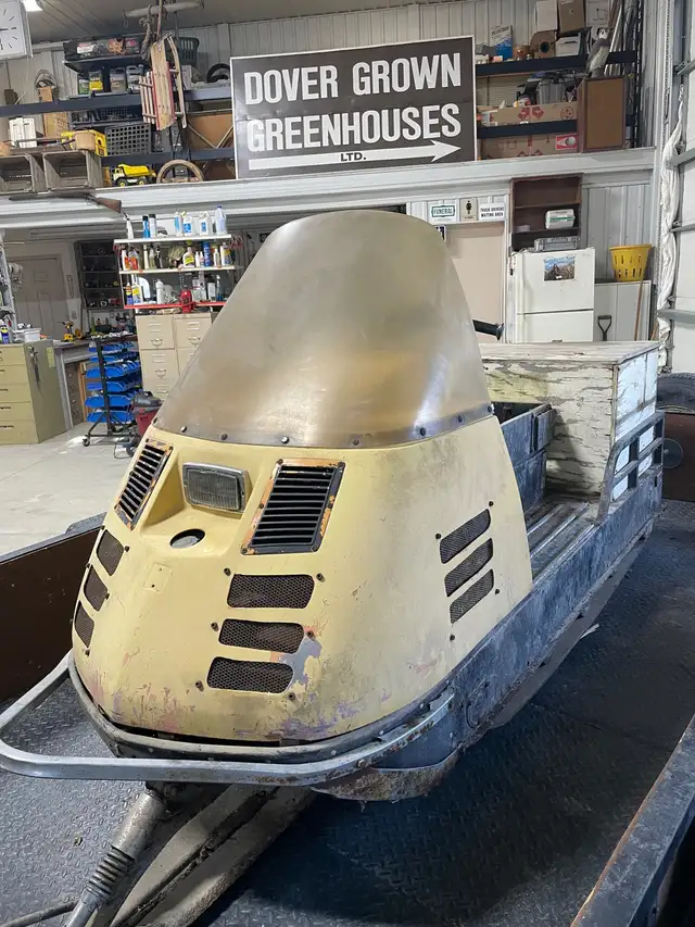 Vintage Alpine Snowmobile in Snowmobiles in Chatham-Kent - Image 6