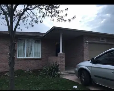 4 level back split house for rent Main floor has living room, dinning and kitchen Upper portion has...