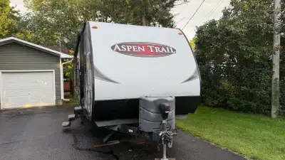 Double over double bunks Queen bed in front Power awning Power slide Hot water tank Gas/Electric Fri...