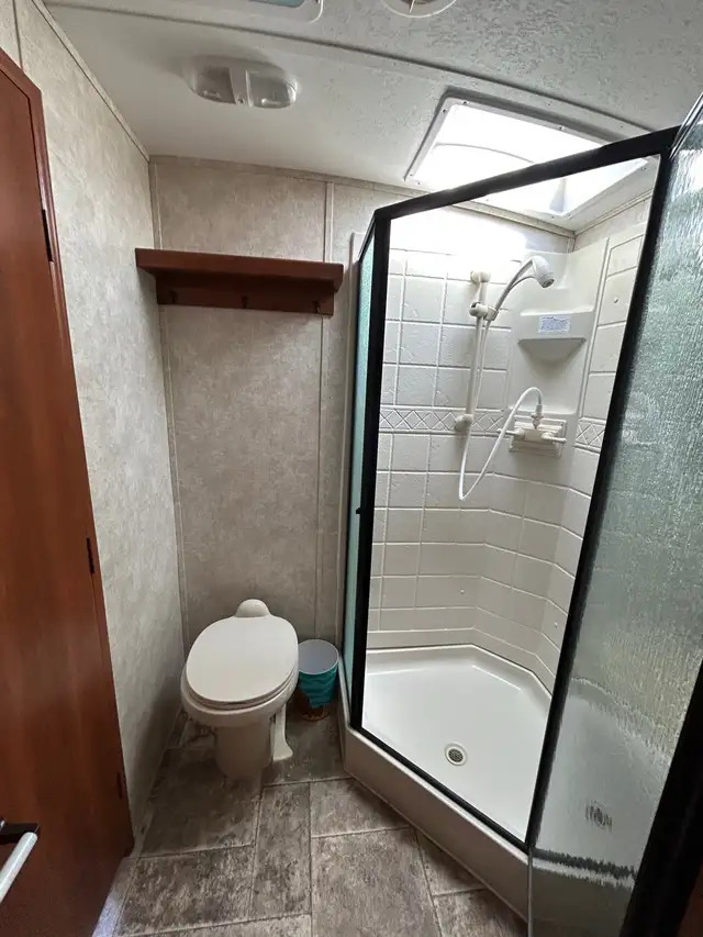Fifth Wheel 2013 Cougar High Country 315RES - Spacious & Cozy in Travel Trailers & Campers in Regina - Image 10