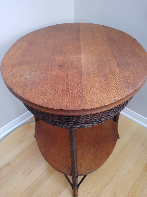 ANTIQUE HEYWOOD WAKEFIELD - SOLID OAK WICKER PARLOR TABLE CIRCA in Other Tables in Ottawa - Image 2