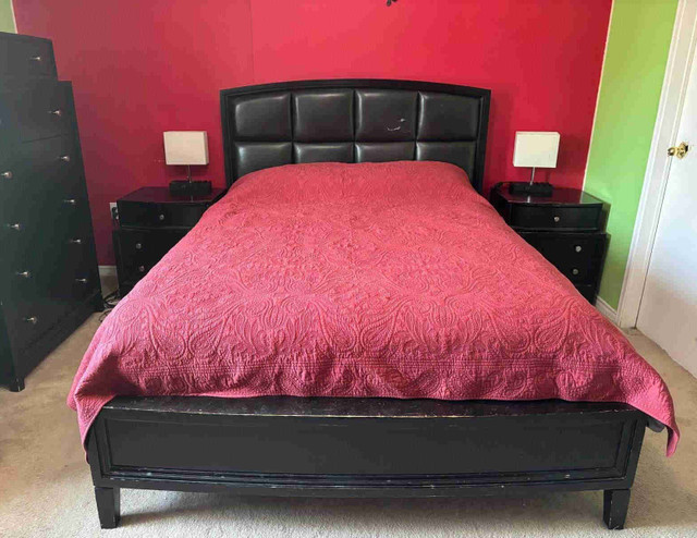 Queen bedroom set in Beds & Mattresses in Markham / York Region