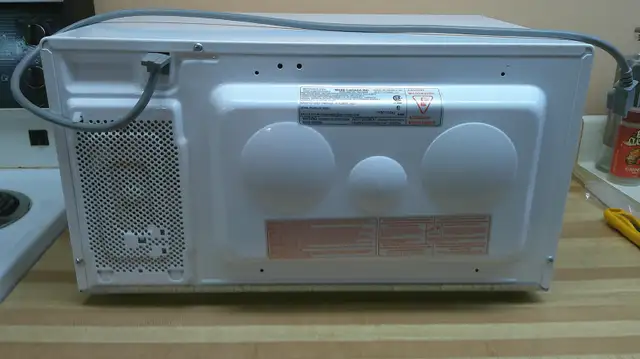 Microwave GE White 1100W in Microwaves & Cookers in Mississauga / Peel Region - Image 3