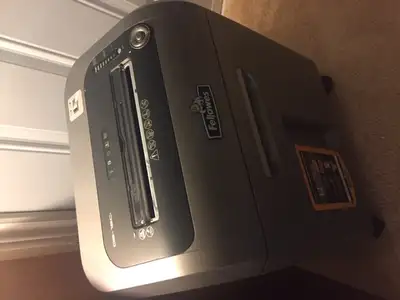 Fellows 15 Sheet Paper Shredder Model DS15Ci Excellent Condition