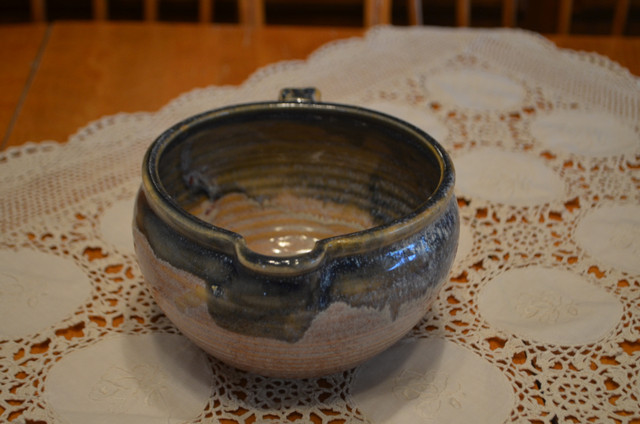 Pottery Mixing Bowl in Arts & Collectibles in Renfrew - Image 3