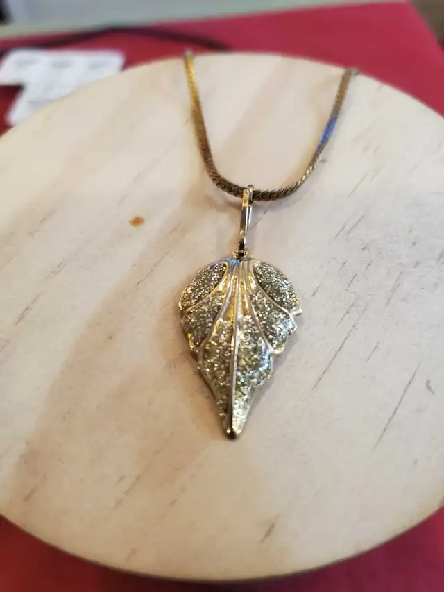 Crown Pendant Gold Tone in Jewellery & Watches in London - Image 2