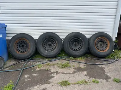 265/70/17 firestone winterforce 2 uv (2x6/32 et 2x7/32) Sur jante 6x139.7 Était sur gmc sierra 2018...