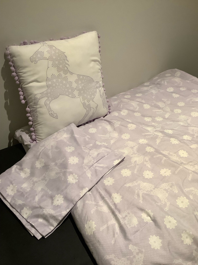 Girls Bedding-comforter pillows carpet in Home Décor & Accents in Markham / York Region