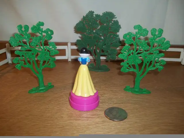 Blanche Neige (Snow White)de Disney avec étampe (stamp) in Toys & Games in City of Montréal - Image 4