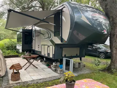 Je vends ma caravane à sellette Forest River SandPiper de 40 pieds, année 2015, qui offre un espace...