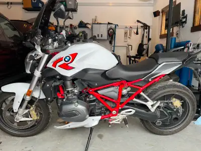 stellar bike, dealer maintained march 2026-new battery and oil change extras- AKRA slip on, Puig win...