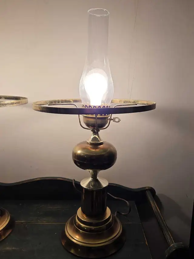 Pair of VTG Brass Hurricane Table Lamp / Art Deco Inspired 70s in Indoor Lighting & Fans in City of Toronto - Image 11