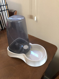 Gravity pet water bowl