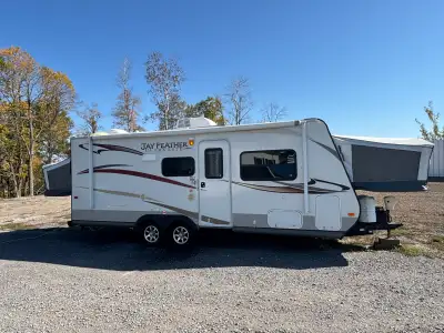 Roulotte hybride jay feather ultra lite x23f ( jayco) tres bonnes conditions pour 2013 . C’est une 2...