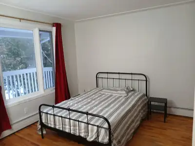 Chambre à louer dans un appartement est situé proche de la rue King-Ouest, du boulevard Jacques Cart...