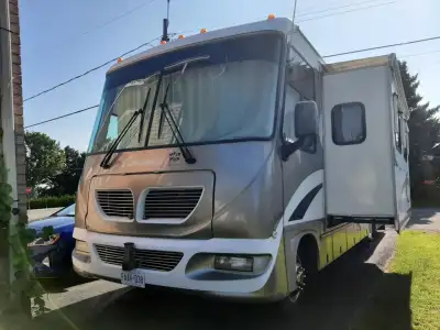 34 feet V10 Titron Motor 1 extension/Sleep 6 Lots of storage 4 Hydraulic Jack 2 camera for backup an...