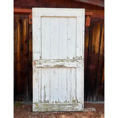 ANTIQUITÉ : Grande porte antique en bois massif sain avec pentures et clanche/fermoir anciens. Large...